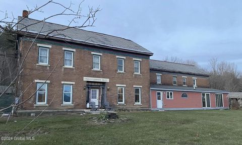 Quadruplex in Hoosick Falls NY 4935 State Route 67.jpg