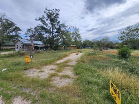  in George West TX 915 Brown Street.jpg