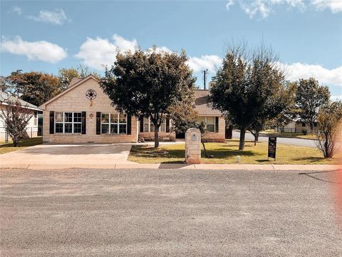 Single Family Residence in Fredericksburg TX 201 Green Oaks Loop.jpg