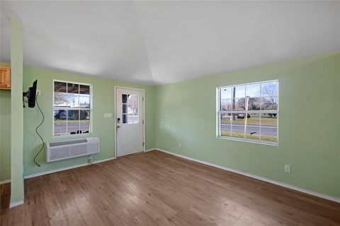 Single Family Residence in Beeville TX 304 E Inez Street 31.jpg