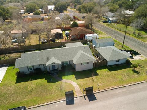 Single Family Residence in Beeville TX 304 E Inez Street 26.jpg