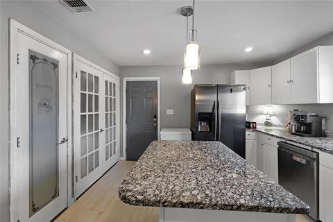 Single Family Residence in Beeville TX 304 E Inez Street 4.jpg