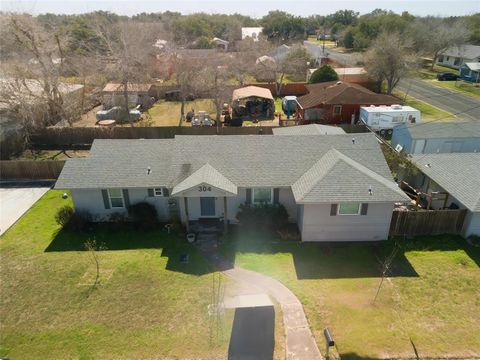 Single Family Residence in Beeville TX 304 E Inez Street 25.jpg