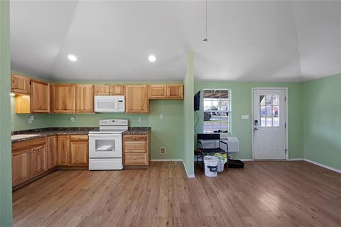 Single Family Residence in Beeville TX 304 E Inez Street 36.jpg