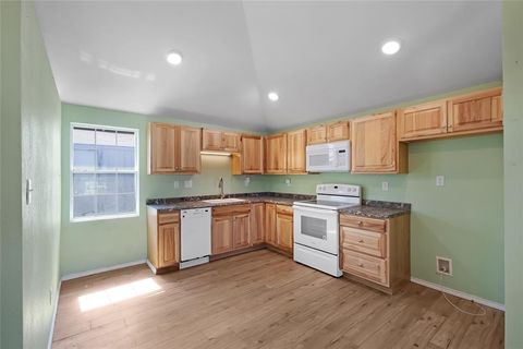 Single Family Residence in Beeville TX 304 E Inez Street 33.jpg
