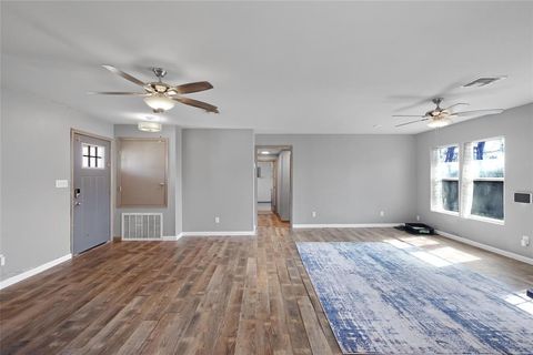 Single Family Residence in Beeville TX 304 E Inez Street 13.jpg