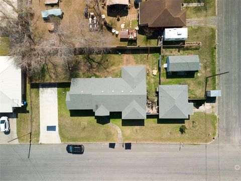 Single Family Residence in Beeville TX 304 E Inez Street 27.jpg