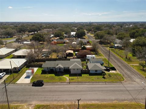 Single Family Residence in Beeville TX 304 E Inez Street 29.jpg