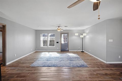 Single Family Residence in Beeville TX 304 E Inez Street 7.jpg