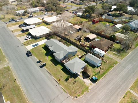 Single Family Residence in Beeville TX 304 E Inez Street 28.jpg
