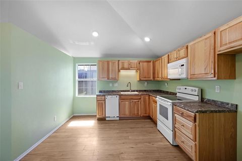 Single Family Residence in Beeville TX 304 E Inez Street 34.jpg