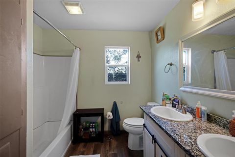 Single Family Residence in Beeville TX 304 E Inez Street 18.jpg