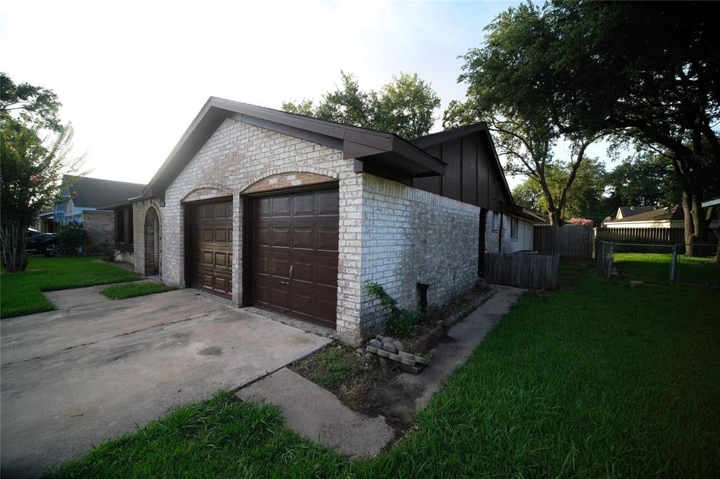 12326 Bexley Dr, Houston, TX 77099 photo