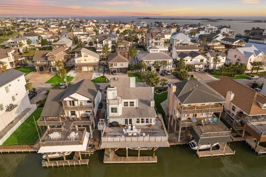 251 Isles End Rd, Tiki Island, TX 77554 photo