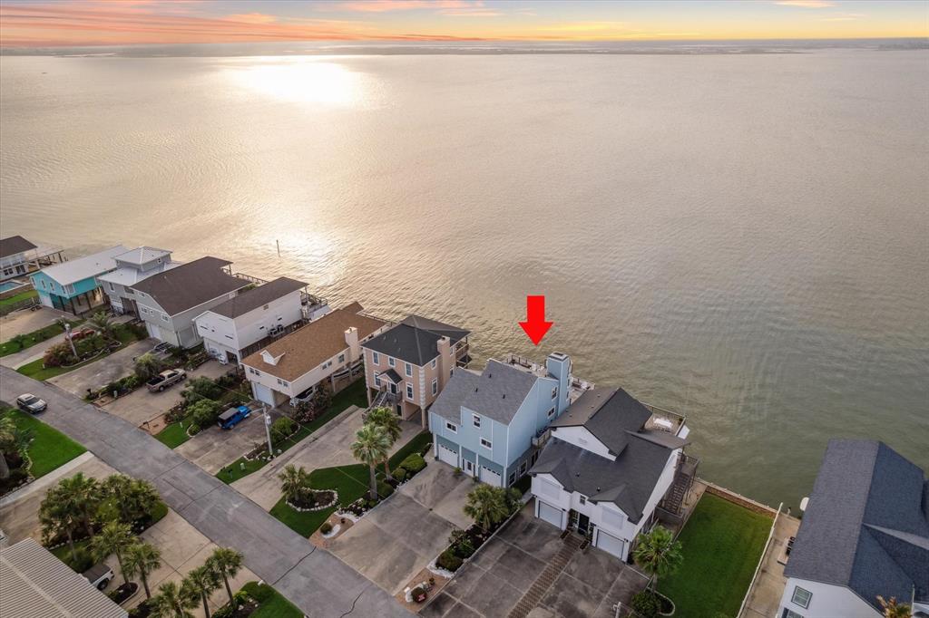 251 Isles End Rd, Tiki Island, TX 77554 photo