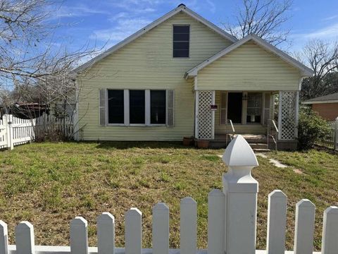 Single Family Residence in Goliad TX 565 N Jefferson Street.jpg