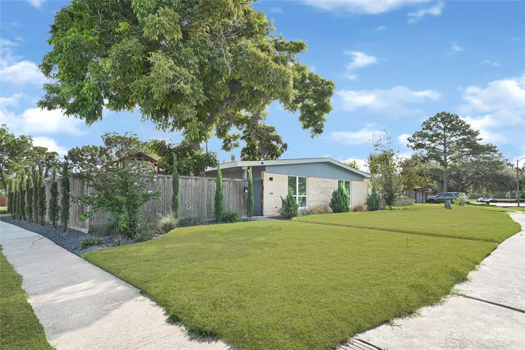 5234 Saxon Dr, Houston, TX 77092 photo