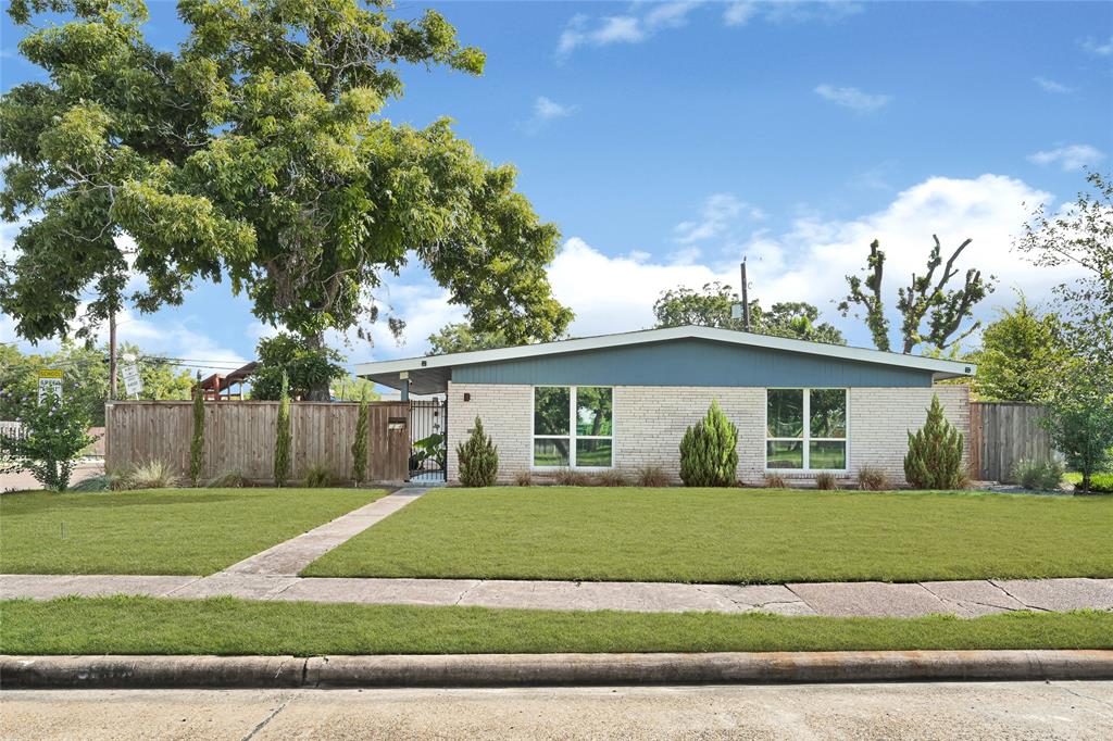 5234 Saxon Dr, Houston, TX 77092