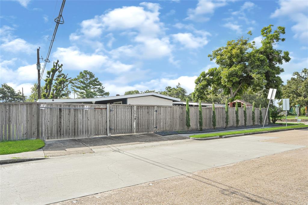 5234 Saxon Dr, Houston, TX 77092 photo