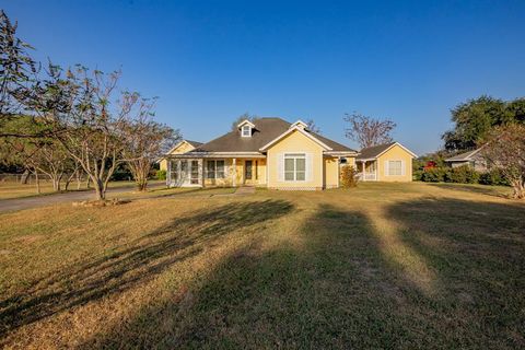Single Family Residence in Victoria TX 49 Lakeplace St.jpg