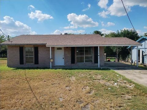 Single Family Residence in Refugio TX 1006 Mesquite Street.jpg
