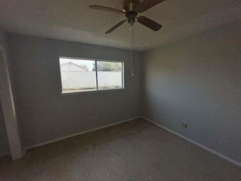 Single Family Residence in Refugio TX 1006 Mesquite Street 3.jpg