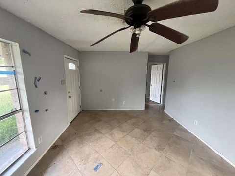 Single Family Residence in Refugio TX 1006 Mesquite Street 2.jpg