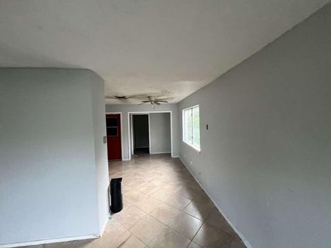 Single Family Residence in Refugio TX 1006 Mesquite Street 1.jpg