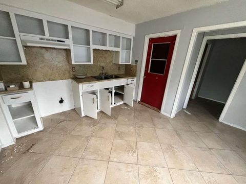 Single Family Residence in Refugio TX 1006 Mesquite Street 8.jpg