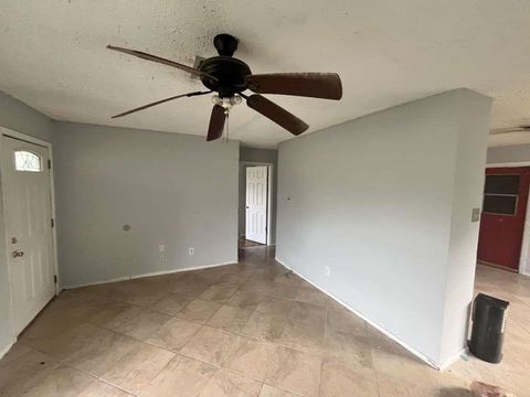 Single Family Residence in Refugio TX 1006 Mesquite Street 9.jpg