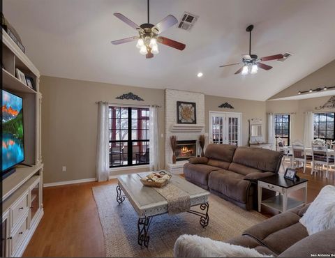 Single Family Residence in Hondo TX 885 County Road 640 3.jpg