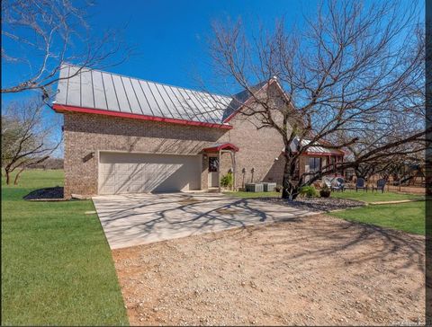 Single Family Residence in Hondo TX 885 County Road 640 2.jpg