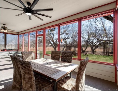 Single Family Residence in Hondo TX 885 County Road 640 6.jpg