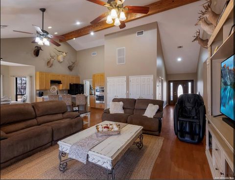 Single Family Residence in Hondo TX 885 County Road 640 4.jpg
