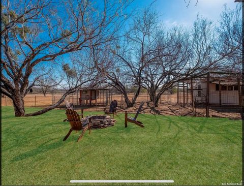 Single Family Residence in Hondo TX 885 County Road 640 17.jpg