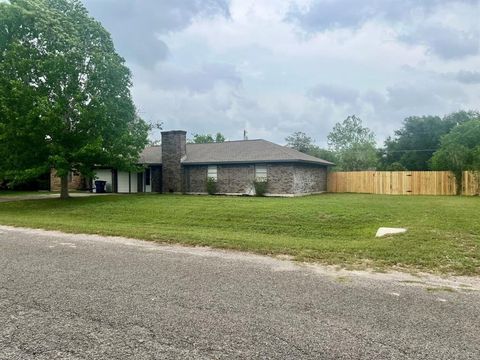 Single Family Residence in Goliad TX 1301 Cherie Brook Drive.jpg