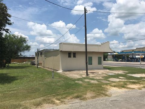 Single Family Residence in Refugio TX 808 Alamo Street.jpg