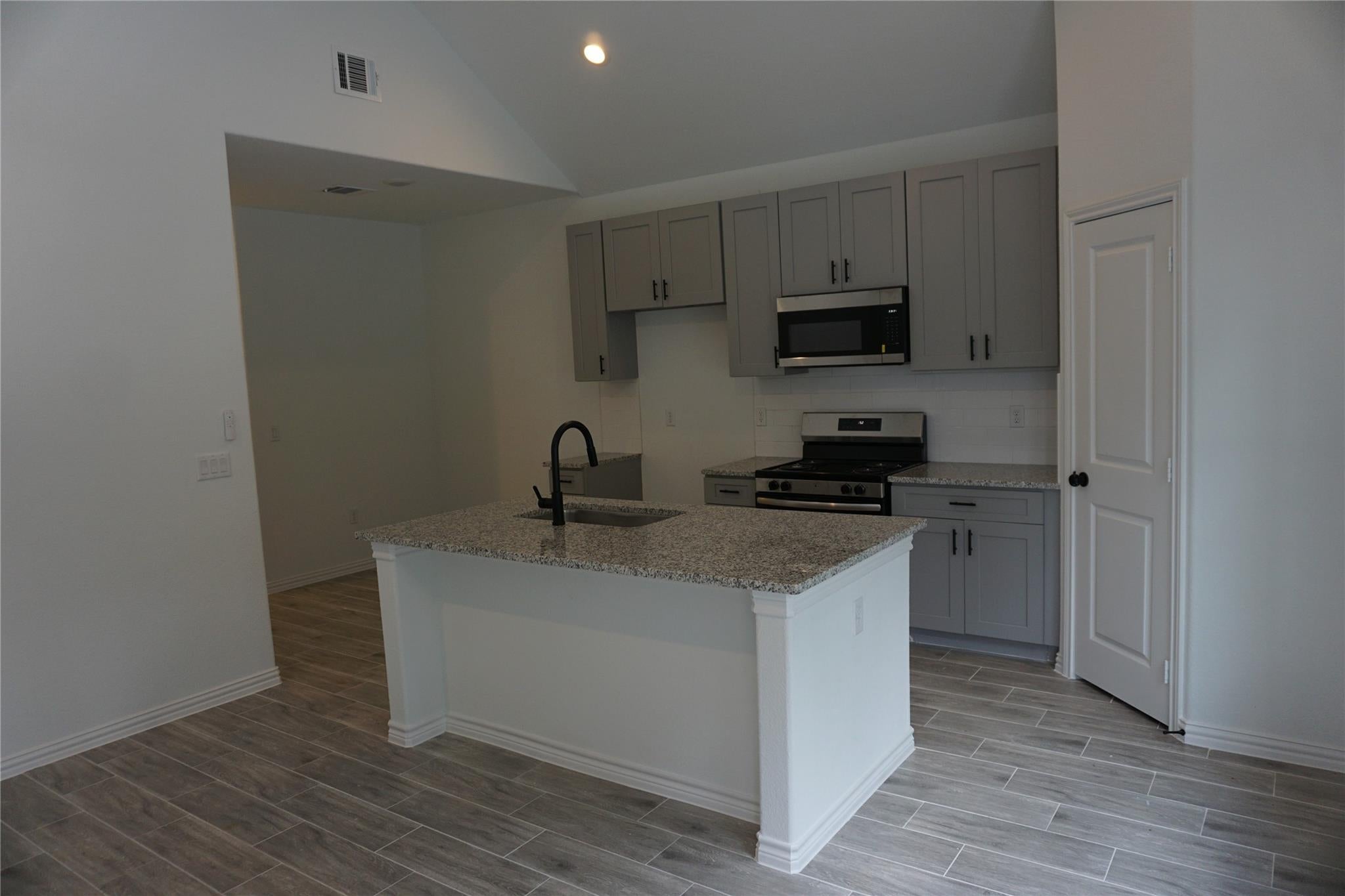11538 Persimmon St, Willis, TX 77318 photo