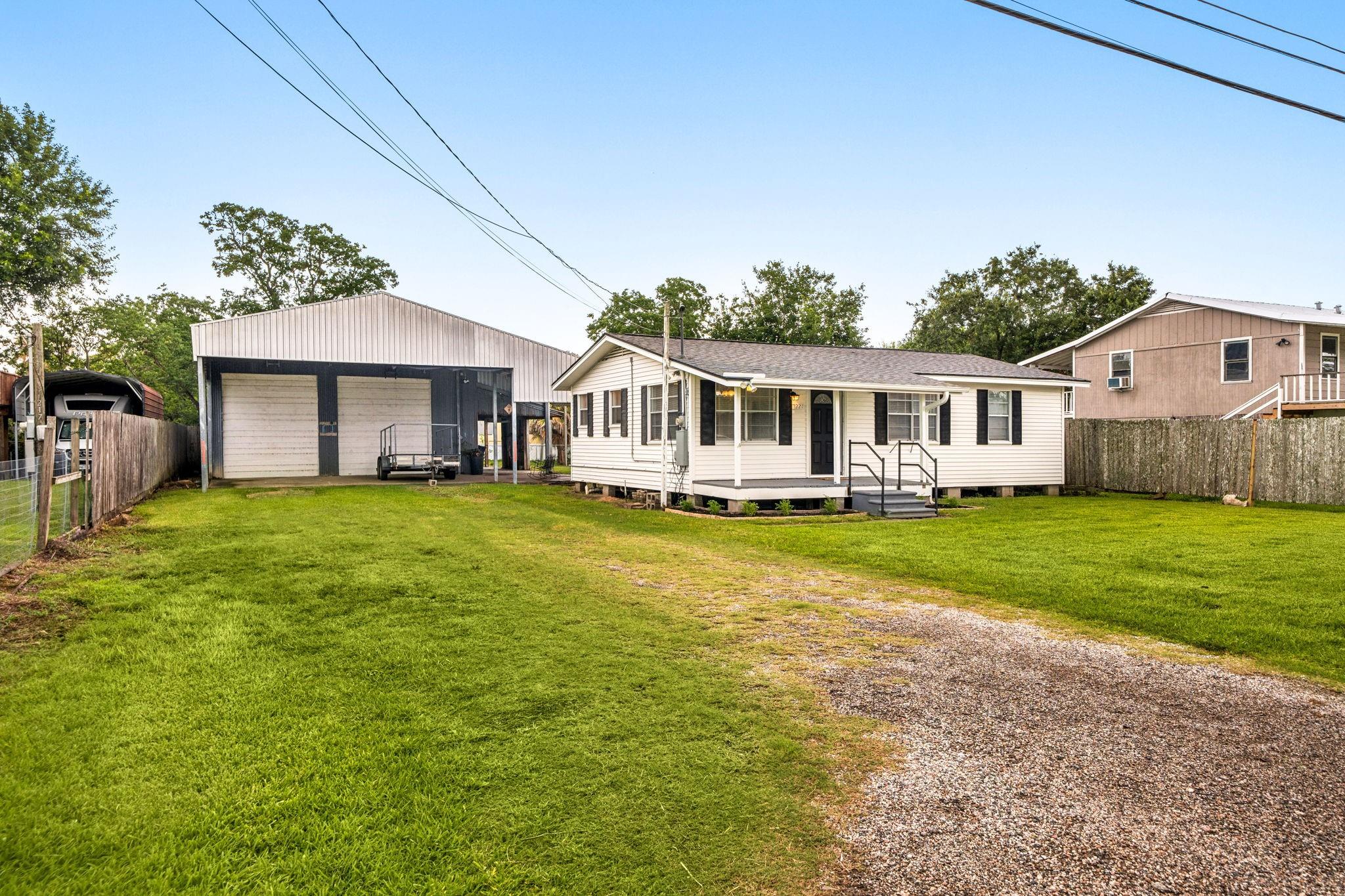 221 11 St, Dickinson, TX 77539