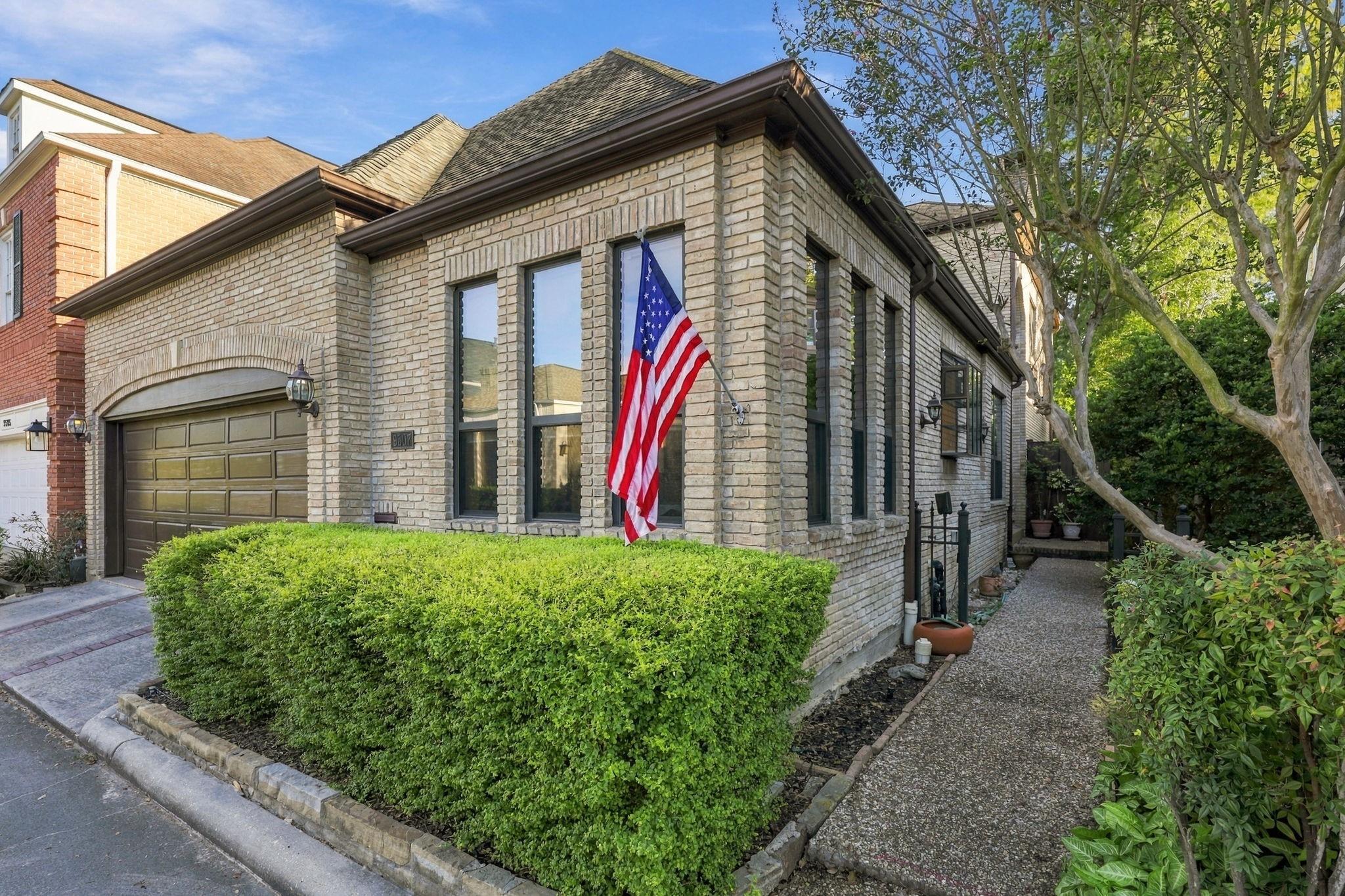 9507 Bayou Brook St, Houston, TX 77063 photo