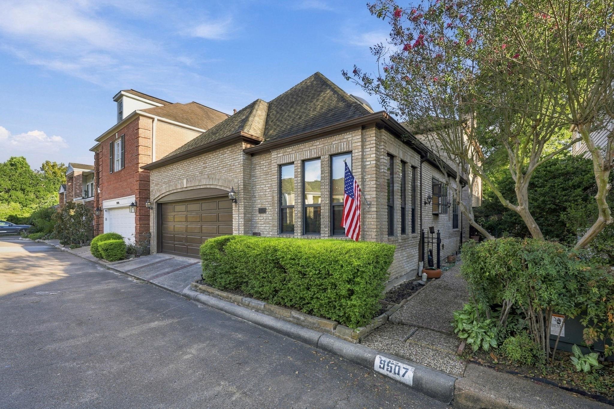 9507 Bayou Brook St, Houston, TX 77063 photo