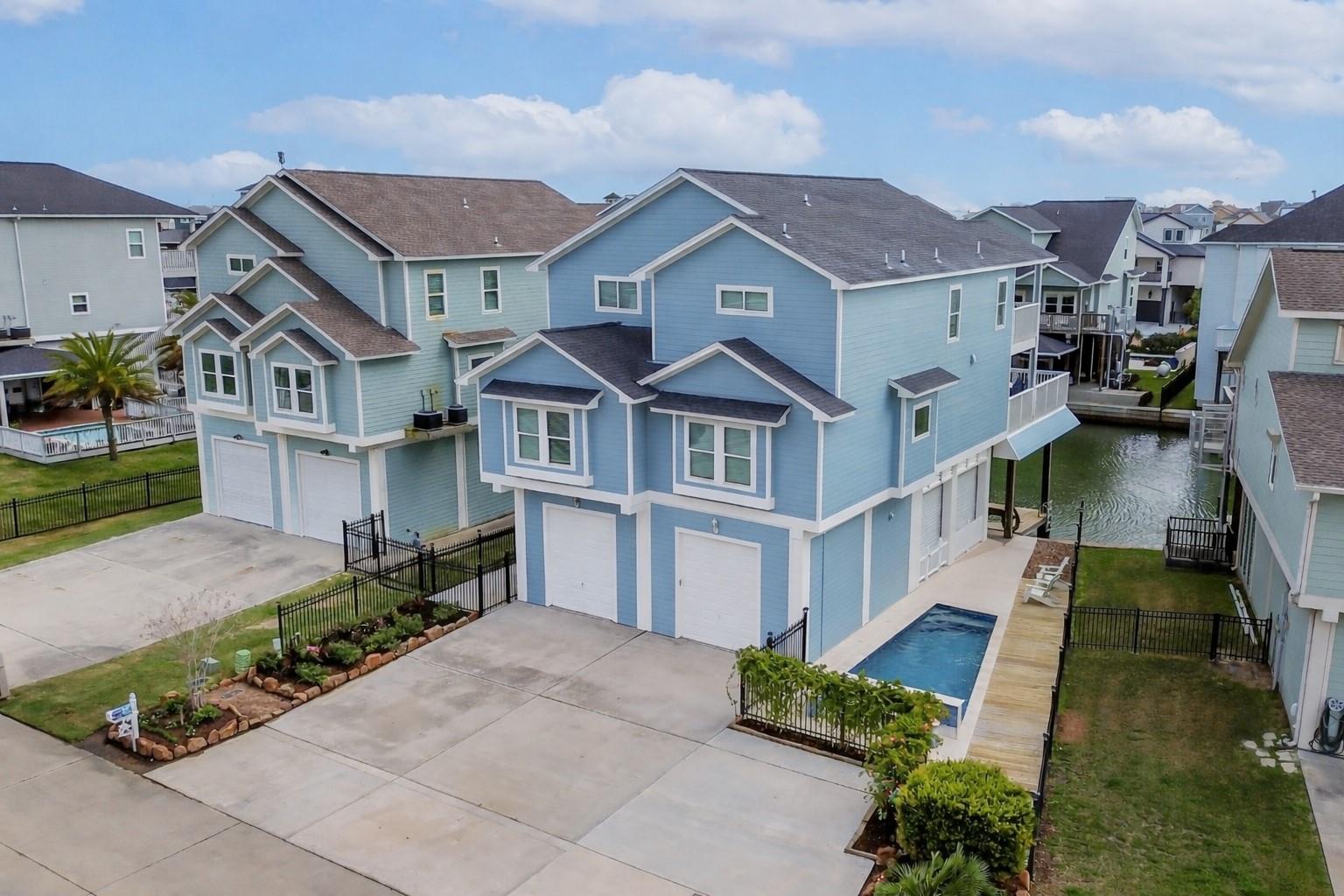 429 Jeanie Lynne Cir, Tiki Island, TX 77554