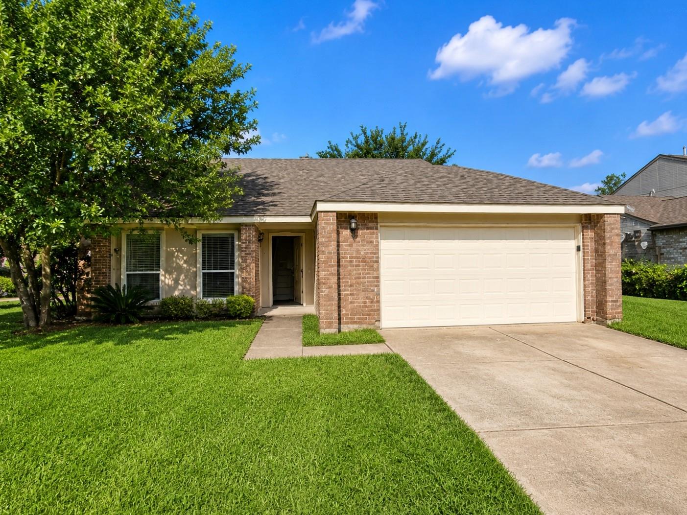 325 Course Dr, Friendswood, TX 77546