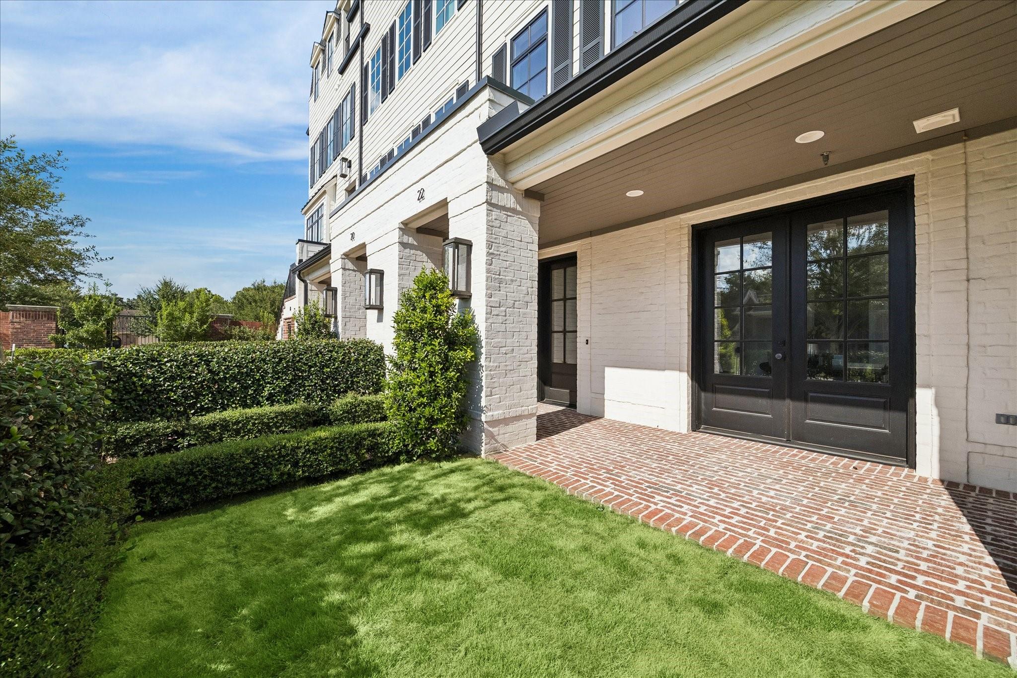 22 Crain Square Blvd, Southside Place, TX 77025 photo