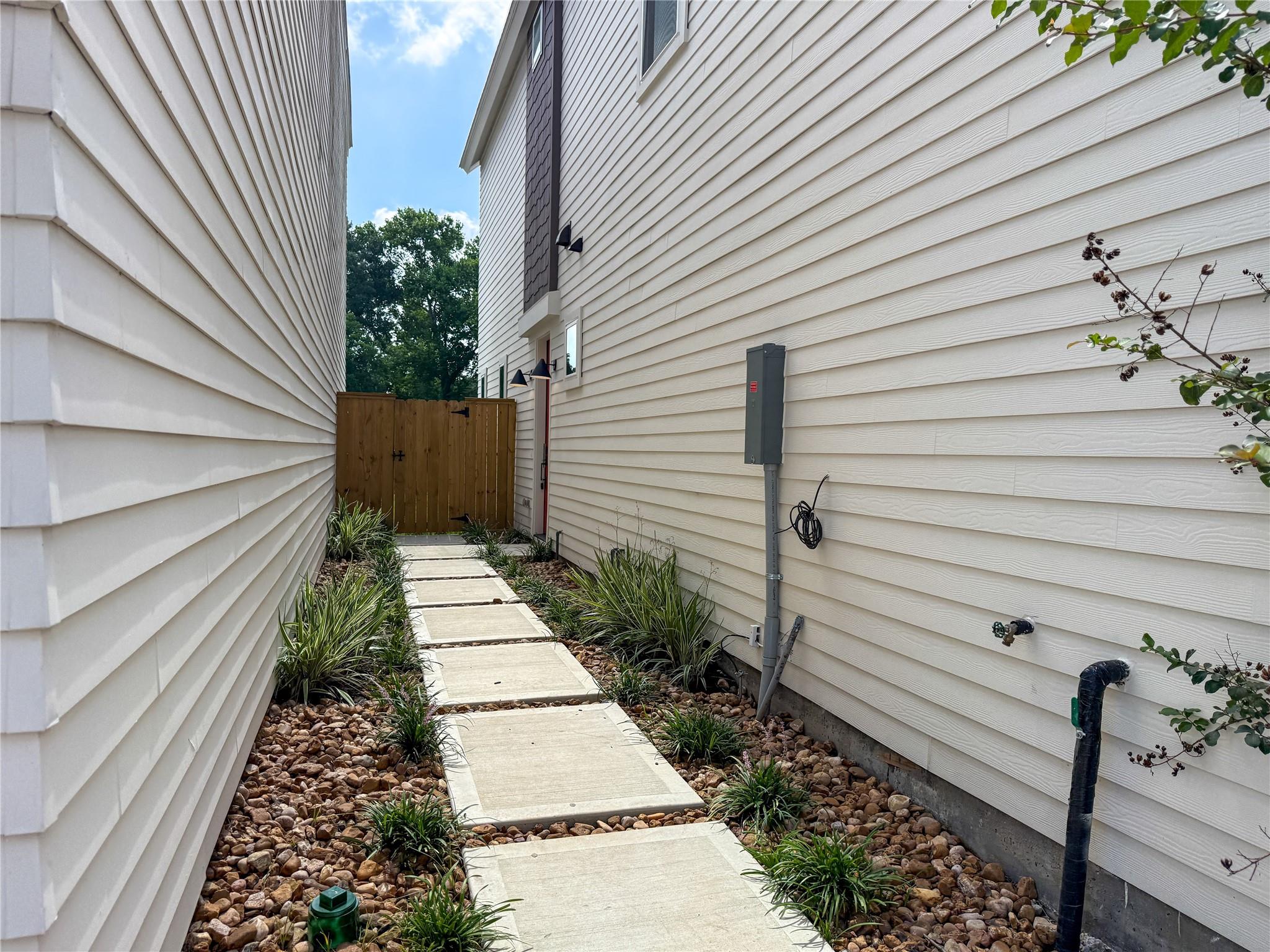 879 Rachel St #B, Houston, TX 77091 photo