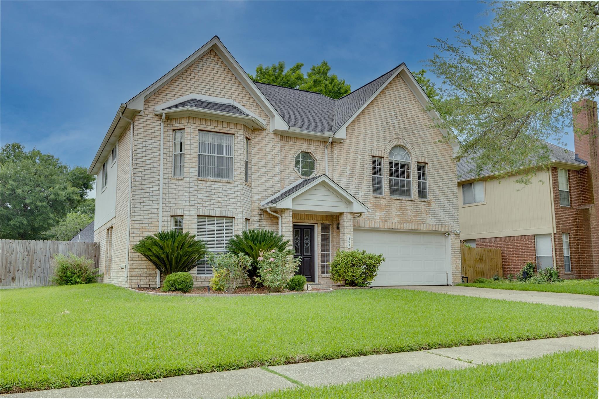 303 Welford Ln, Highlands, TX 77562