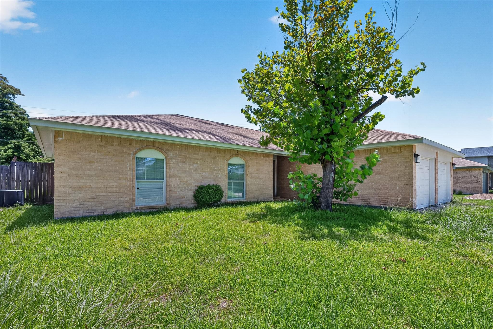 1446 Castle Glen Dr, Houston, TX 77015 photo