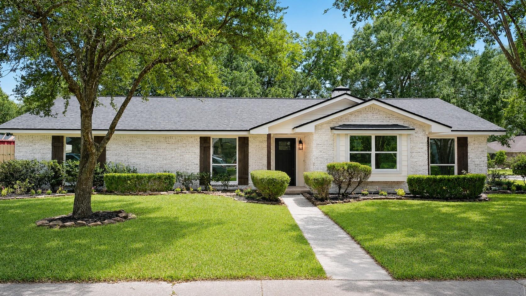 2301 Morning Dr, Baytown, TX 77520