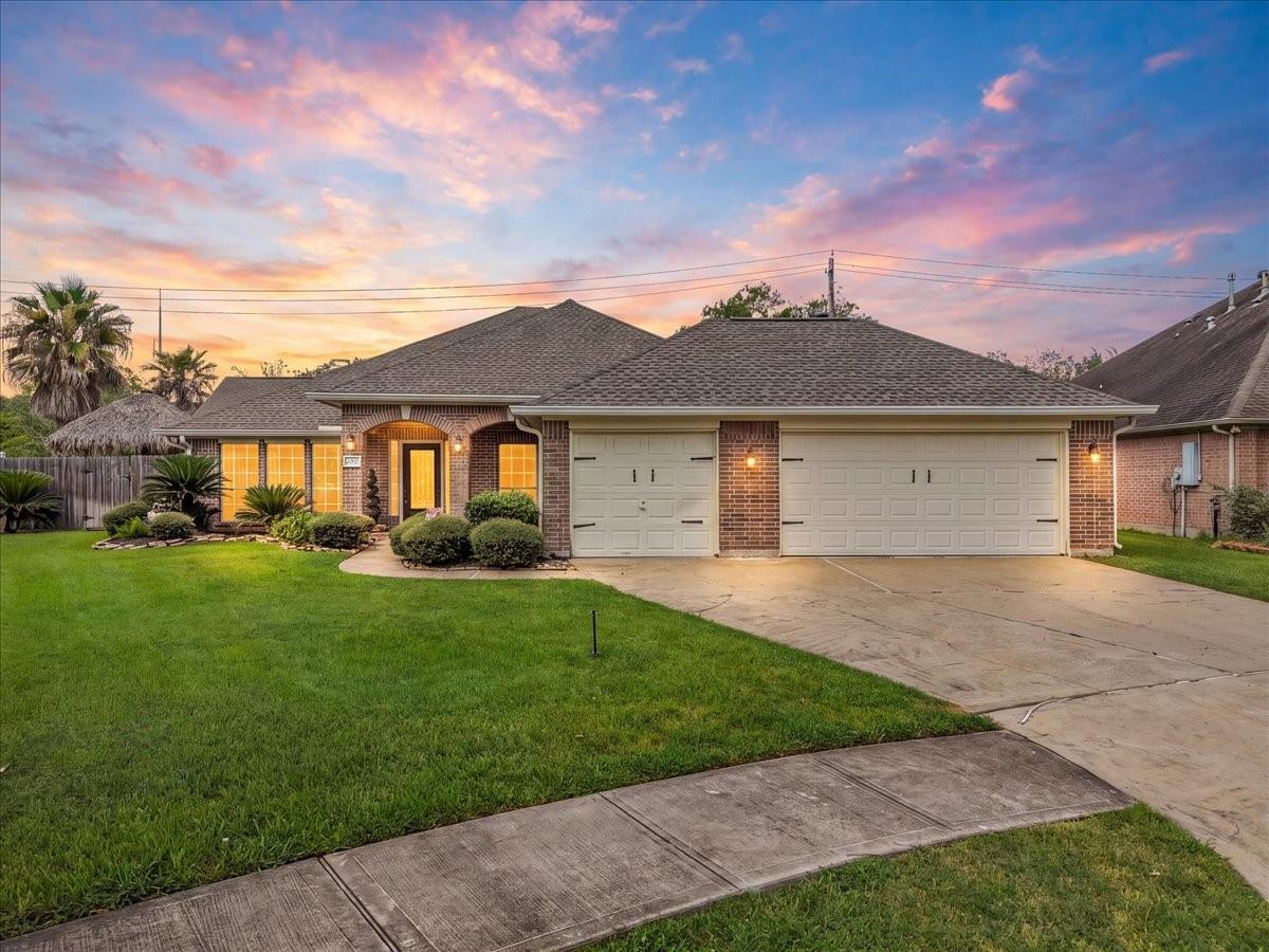 1207 Shadowbend St, Pearland, TX 77581