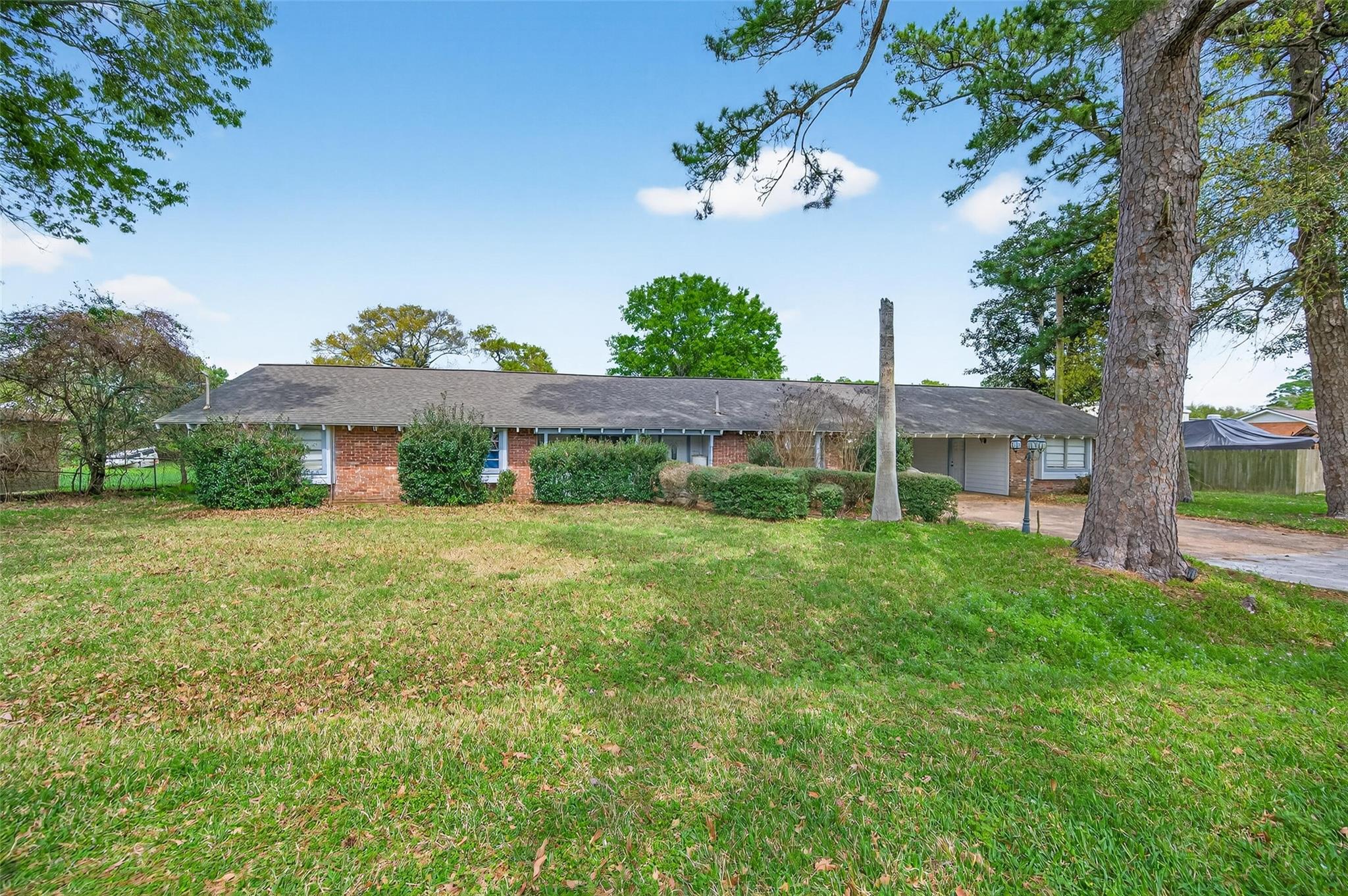 614 Pine Cir, Seabrook, TX 77586